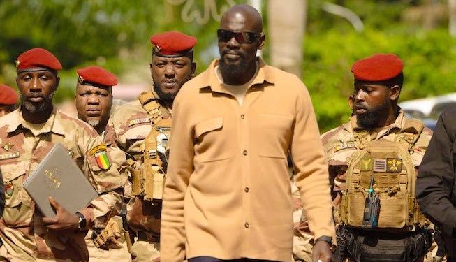 Guinée : le retour « inattendu » de Doumbouya pour couper court aux rumeurs à Conakry ? (Par Thierno Diawara)